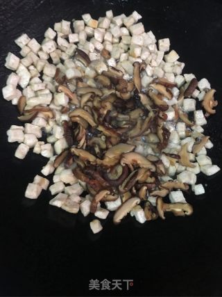 肉饼香菇炒饭的做法步骤：7