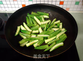 虾干炒秋葵的做法步骤：3