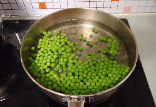 虾仁鸡蛋青豆炒饭的做法步骤：2