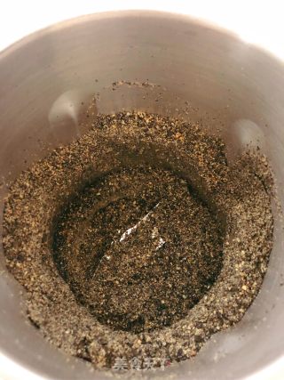 低糖黑芝麻紫薯糯米饼的做法步骤：2