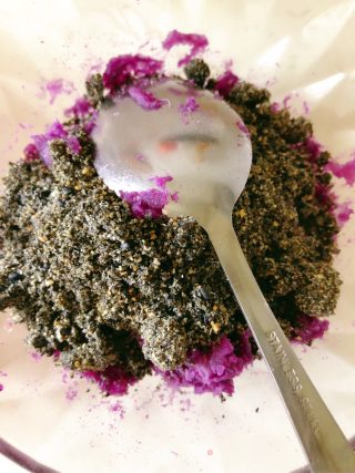 低糖黑芝麻紫薯糯米饼的做法步骤：4