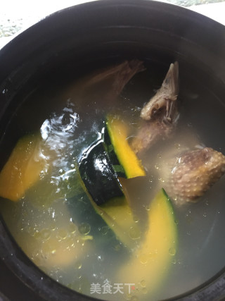 南瓜鸽子汤的做法步骤：2