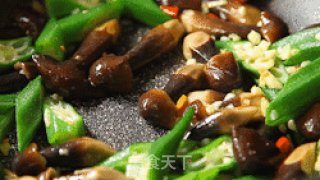 有家鲜厨房：蚝油秋葵黑皮鸡枞菌的做法步骤：6