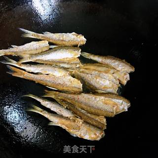 剁椒烧小白条的做法步骤：2