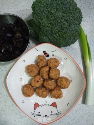 鸡肉丸子炒西兰花的做法步骤：1