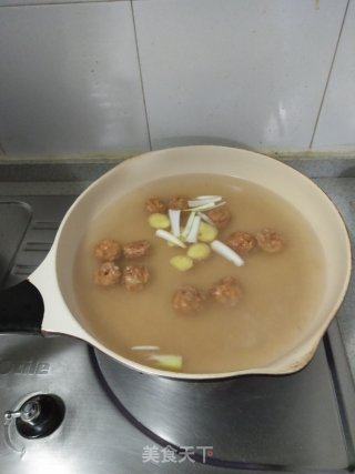 鸡肉丸子炒西兰花的做法步骤：2