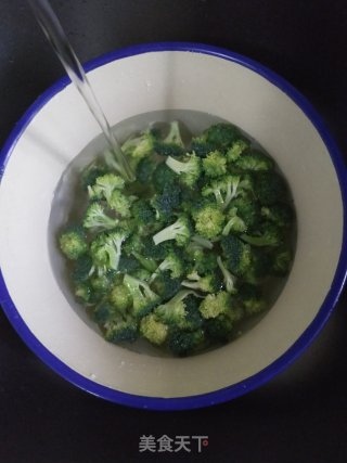 鸡肉丸子炒西兰花的做法步骤：3