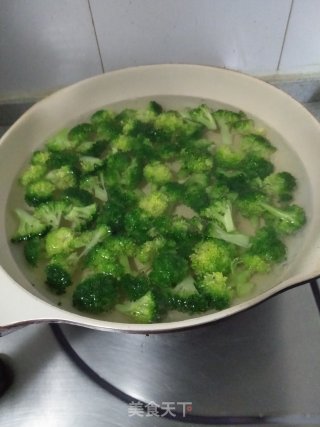 鸡肉丸子炒西兰花的做法步骤：4