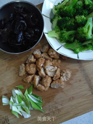 鸡肉丸子炒西兰花的做法步骤：8