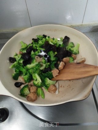 鸡肉丸子炒西兰花的做法步骤：11