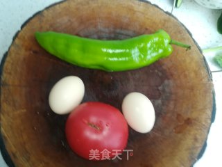 西红柿尖椒炒鸡蛋的做法步骤：1
