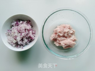 洋葱黑胡椒猪肉饼的做法步骤：2
