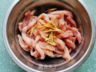 糖醋里脊的做法步骤：1