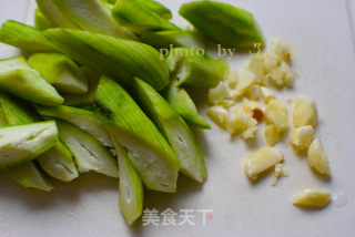 丝瓜虫草花烩鱼丸的做法步骤：2