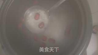 米酒银耳红枣粥的做法步骤：1