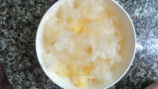 米酒银耳红枣粥的做法步骤：2