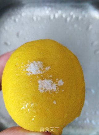 夏天消暑的饮品～柠檬金桔百香果雪碧的做法步骤：2