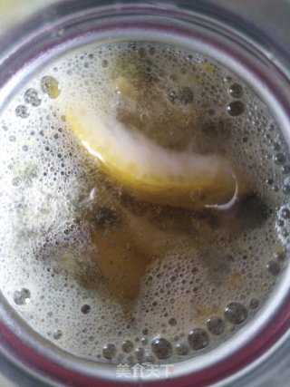 夏天消暑的饮品～柠檬金桔百香果雪碧的做法步骤：4