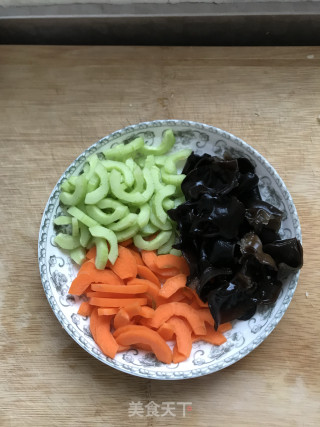 小炒虾仁的做法步骤：2