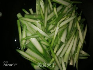 鸡蛋鲜虾炒芦笋的做法步骤：2