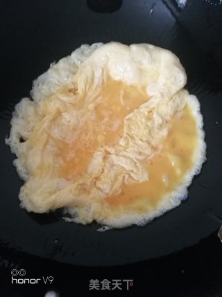 鸡蛋鲜虾炒芦笋的做法步骤：3