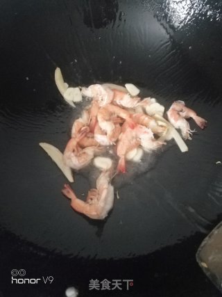 鸡蛋鲜虾炒芦笋的做法步骤：5