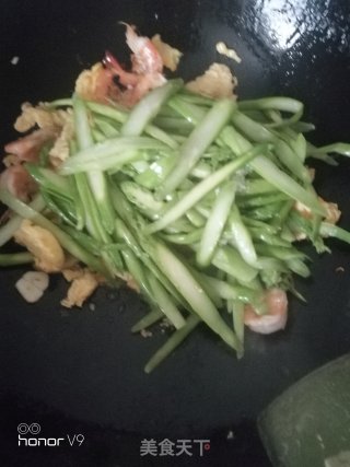 鸡蛋鲜虾炒芦笋的做法步骤：6