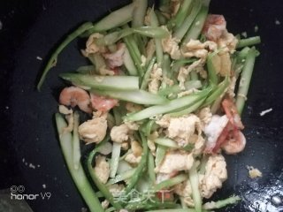 鸡蛋鲜虾炒芦笋的做法步骤：7