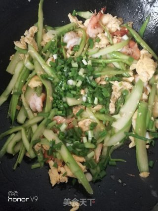 鸡蛋鲜虾炒芦笋的做法步骤：8
