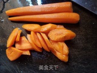 胡萝卜红椒炒牛筋丸的做法步骤：2