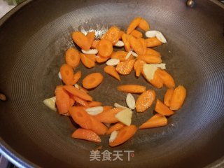 胡萝卜红椒炒牛筋丸的做法步骤：6