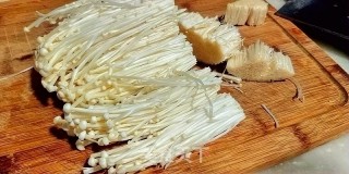 肉末金针菇的做法步骤：1