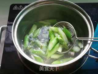 洋葱芦笋炒鸡心的做法步骤：4