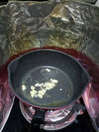 蒜末炒小黄瓜花的做法步骤：2