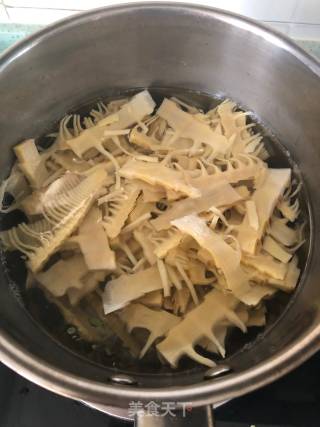竹笋炒腊肉的做法步骤：1