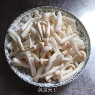 小炒白玉菇的做法步骤：1