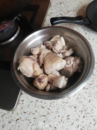 土豆焖鸡块的做法步骤：1
