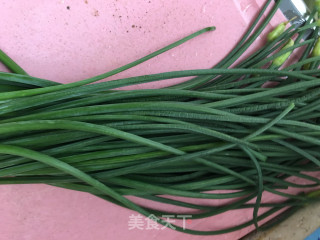 韭菜苔炒鸡蛋的做法步骤：1