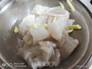 西红柿巴沙鱼汤的做法步骤：2