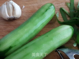 椒油蒜泥黄瓜的做法步骤：1