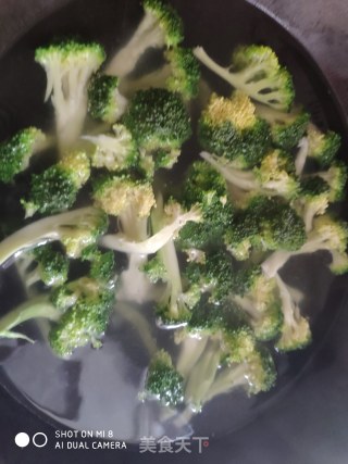 西兰花木耳炒香肠的做法步骤：2