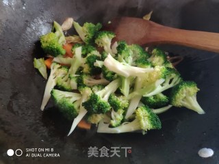 西兰花木耳炒香肠的做法步骤：7