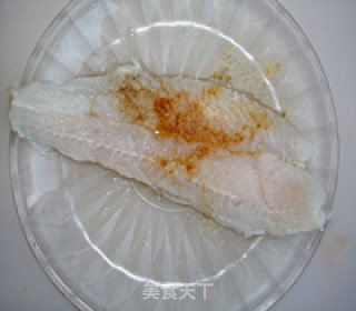 柠檬烤巴沙鱼配土豆沙拉的做法步骤：1