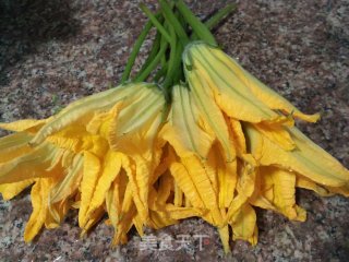 香炸南瓜花的做法步骤：1