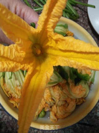 香炸南瓜花的做法步骤：2