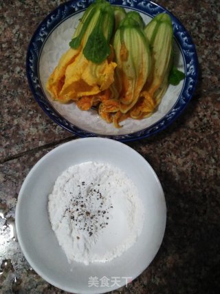 香炸南瓜花的做法步骤：4