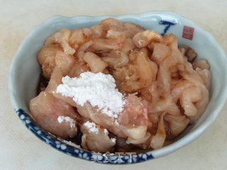 京酱鸡丝的做法步骤：1