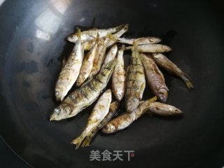 溪鱼烧金瓜的做法步骤：1