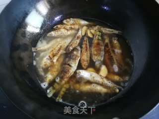 溪鱼烧金瓜的做法步骤：2