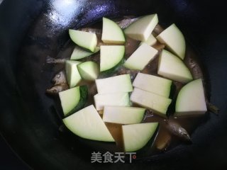 溪鱼烧金瓜的做法步骤：4